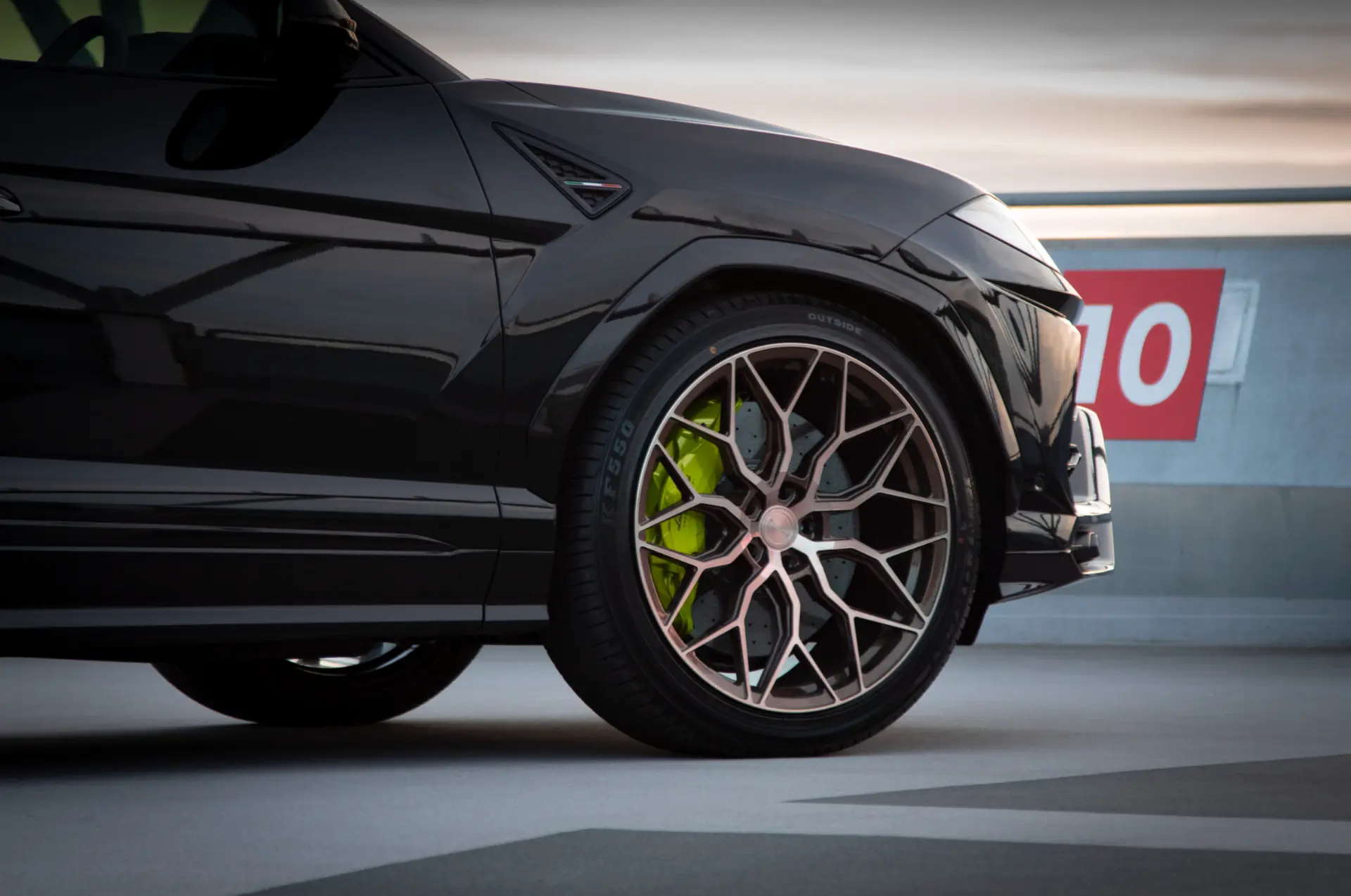 Lamborghini Urus wheel and green brake caliper detail